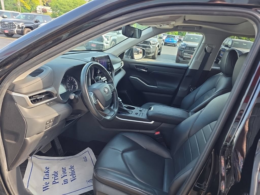 Used 2023 Toyota Highlander XLE AWD/4WD image 15