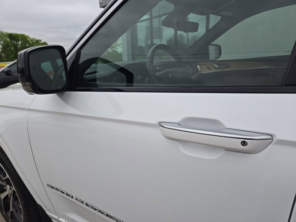 Used 2022 Jeep Grand Cherokee Summit AWD/4WD image 28