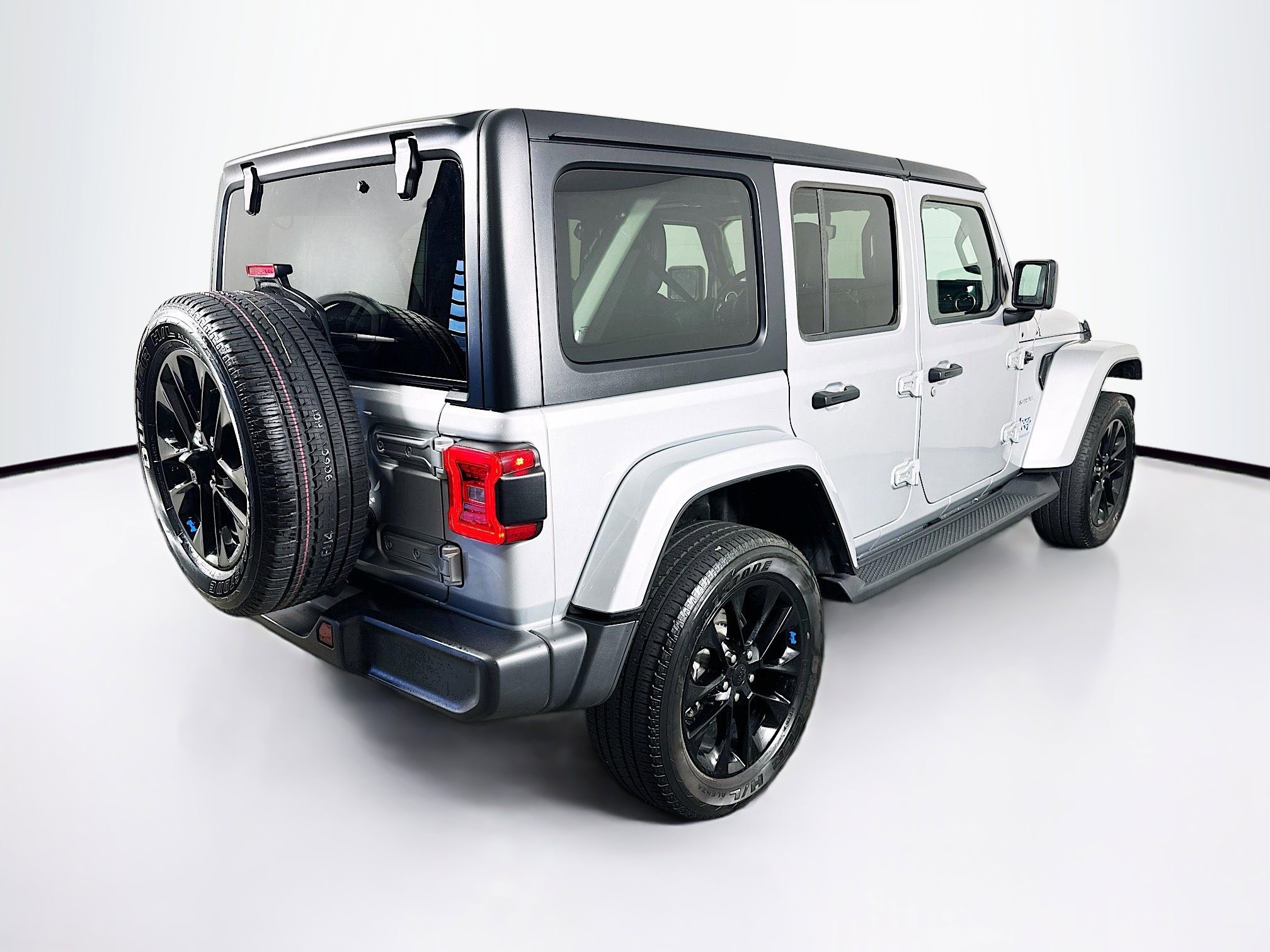 Used 2023 Jeep Wrangler Unlimited Sahara w/ Cold Weather Group AWD/4WD image 9