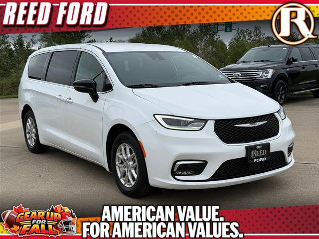 Used 2025 Chrysler Pacifica Select