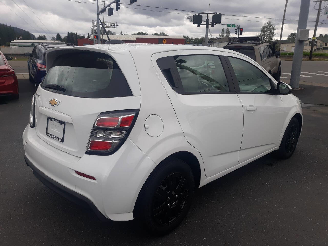 Used 2017 Chevrolet Sonic LT image 3