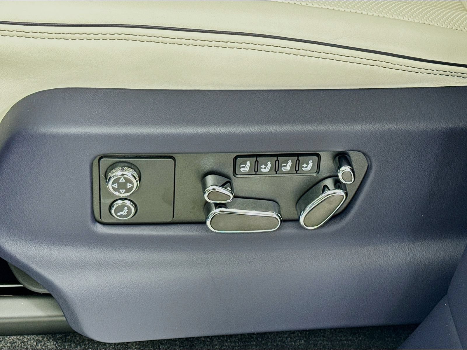 Certified 2025 Bentley Bentayga AWD/4WD image 20