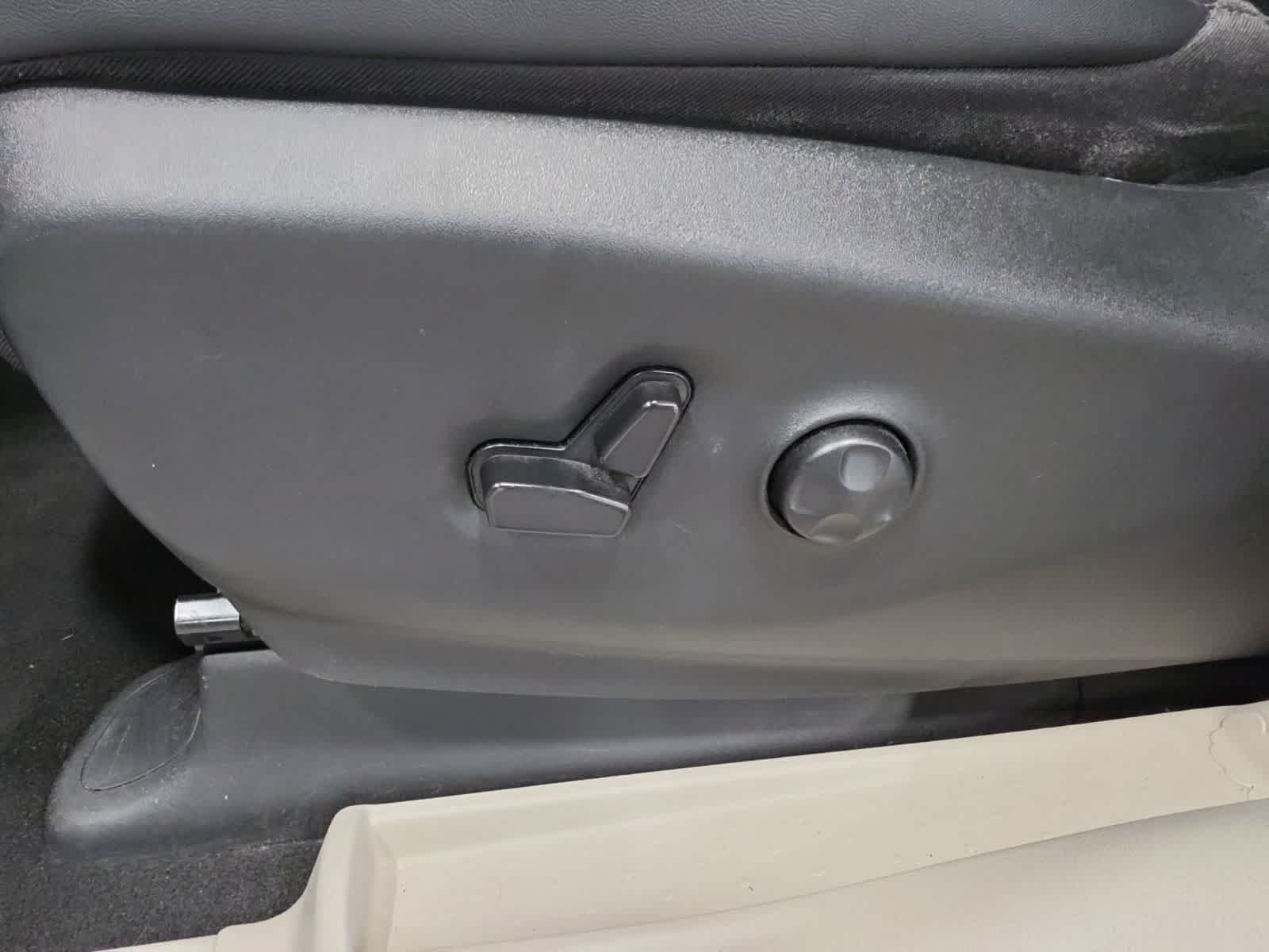 Used 2024 Chrysler Pacifica Touring-L FWD image 18