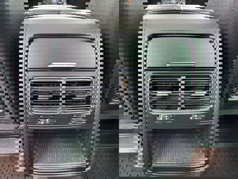 Used 2012 Volkswagen Touareg TDI image 29