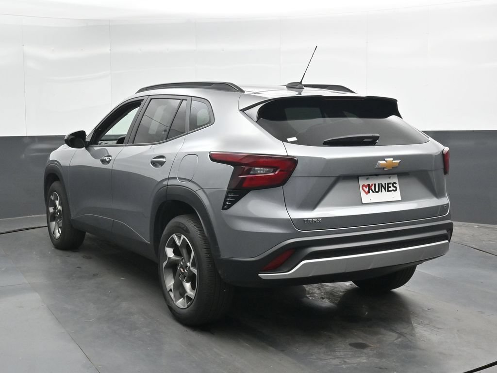 Used 2025 Chevrolet Trax LT w/ LT Convenience Package FWD image 9