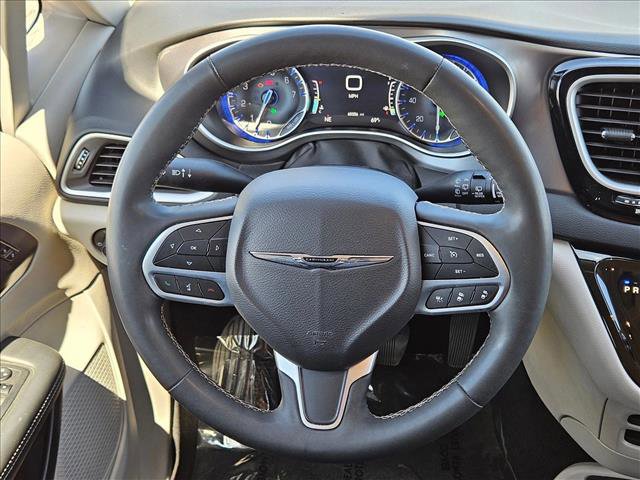 Used 2023 Chrysler Pacifica Touring-L image 16