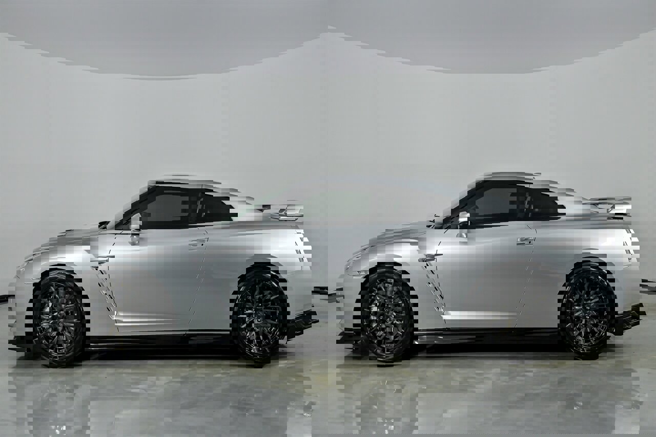 Used 2020 Nissan GT-R Premium image 8