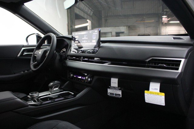 New 2026 Mitsubishi Outlander LE FWD image 17