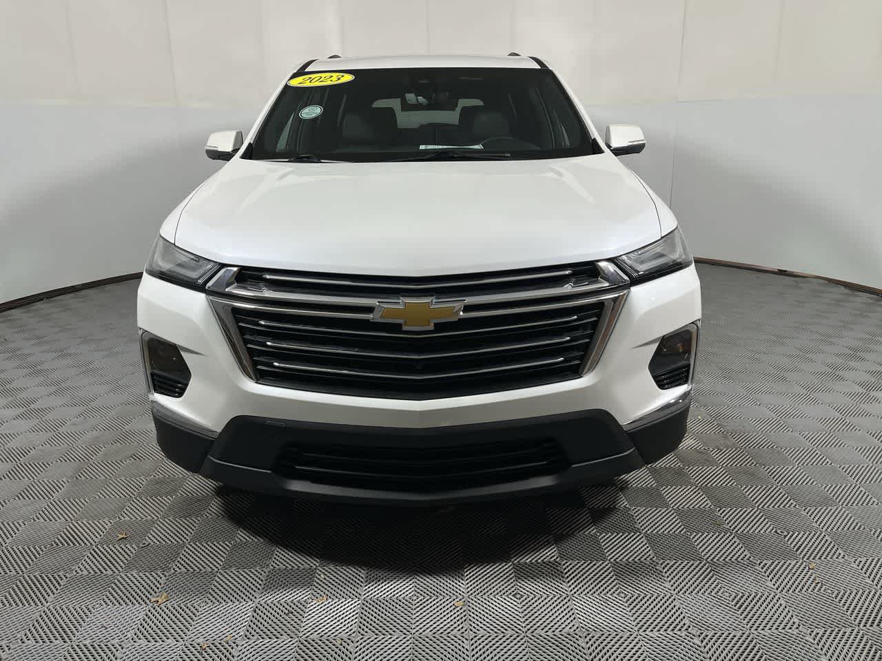 Used 2023 Chevrolet Traverse LT w/ LT Premium Package FWD image 3