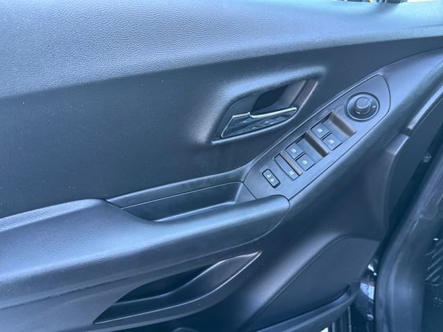 Used 2019 Chevrolet Trax LT w/ LT Convenience Package image 17