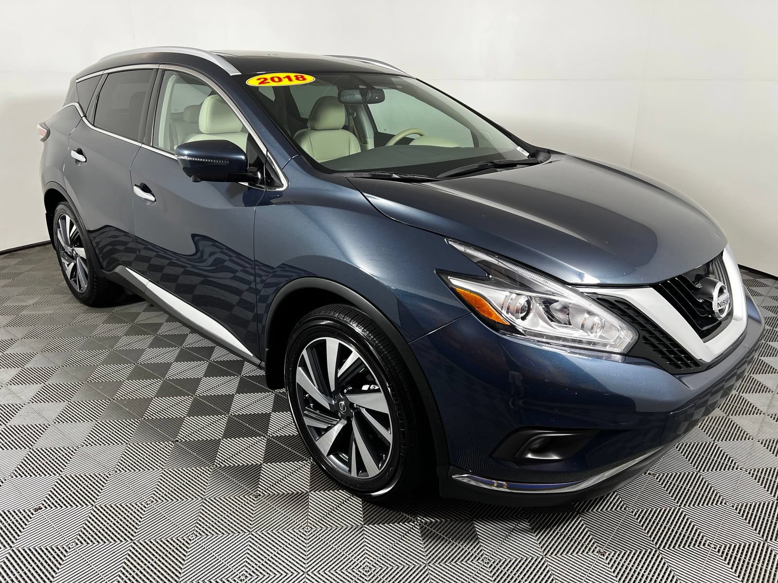 Used 2018 Nissan Murano Platinum w/ Cargo Package FWD image 3
