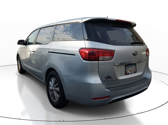 Used 2017 Kia Sedona L image 4