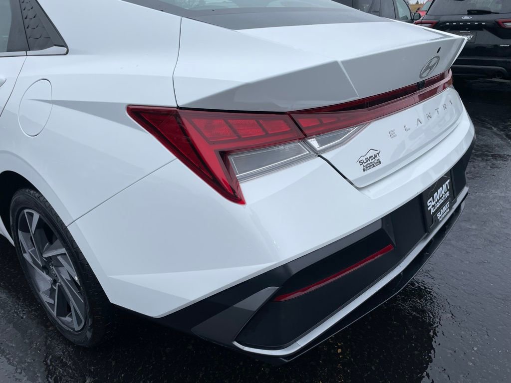 Used 2025 Hyundai Elantra SEL FWD image 39