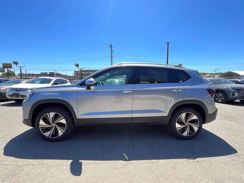 New 2025 Volkswagen Taos SE image 4