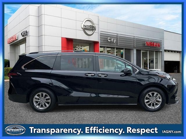 Used 2024 Toyota Sienna XLE FWD image 2