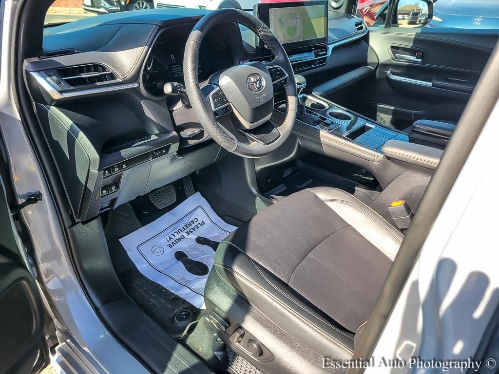 Used 2025 Toyota Sienna XLE Woodland Edition image 10