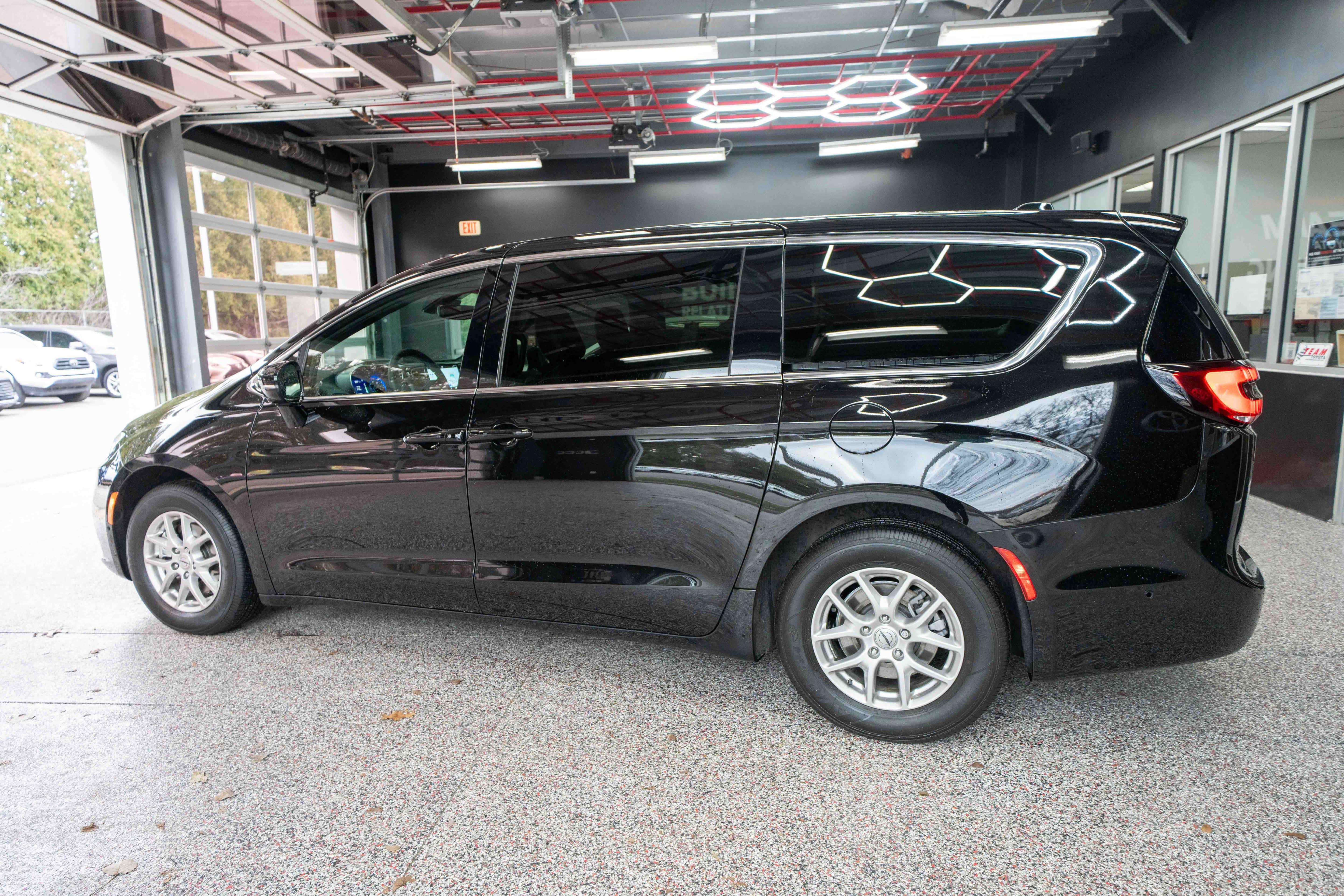 Used 2025 Chrysler Pacifica Select image 2