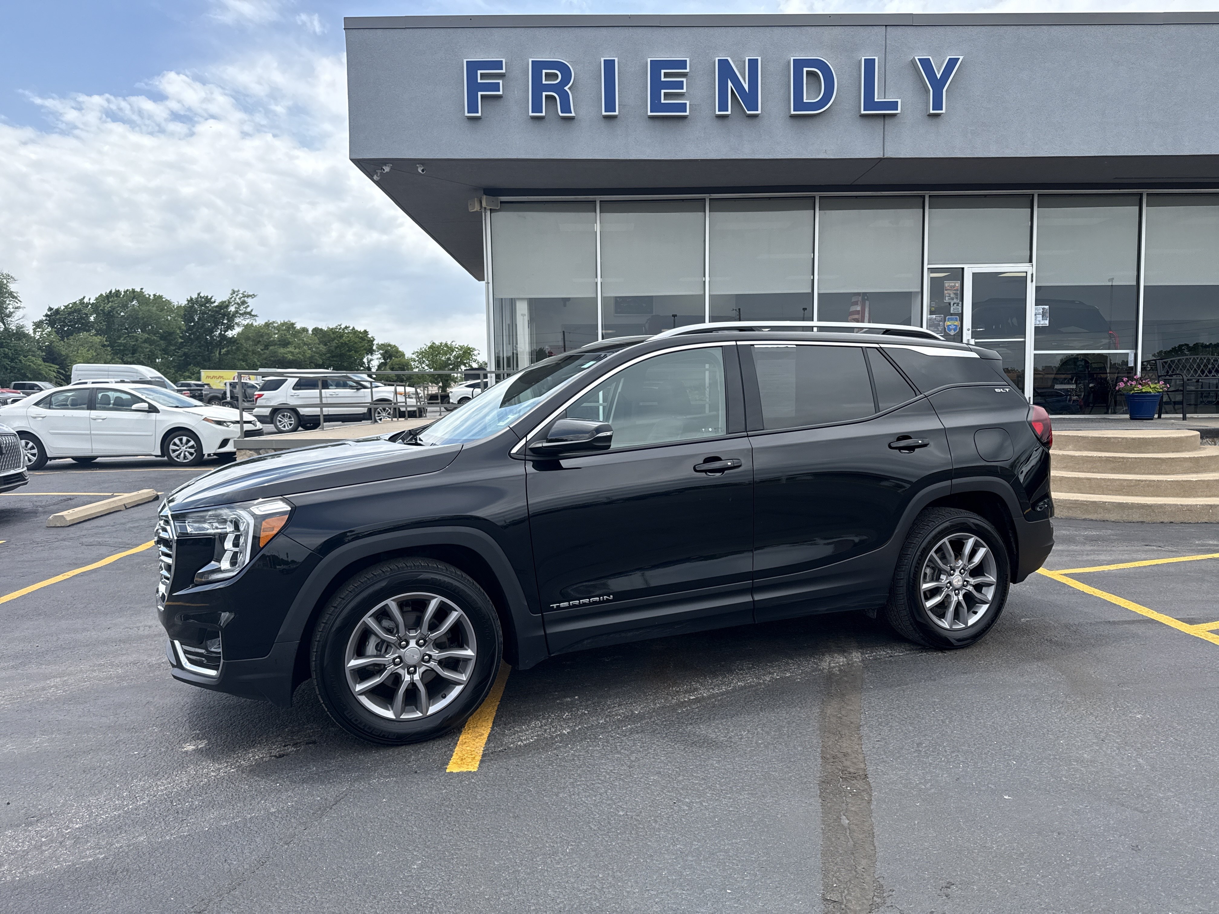 Used 2024 GMC Terrain SLT FWD image 2
