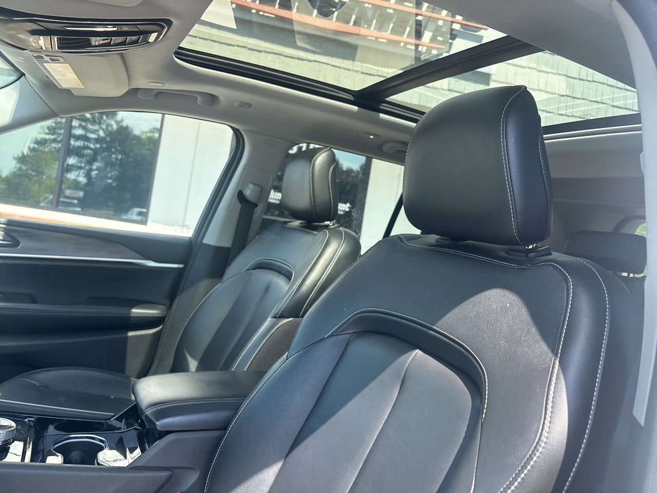 Used 2023 Jeep Grand Cherokee Limited w/ Black Appearance Package image 3