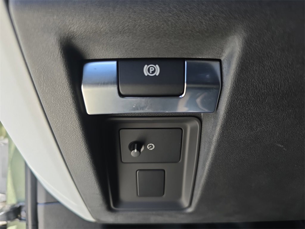 Used 2021 Land Rover Defender 110 SE image 29