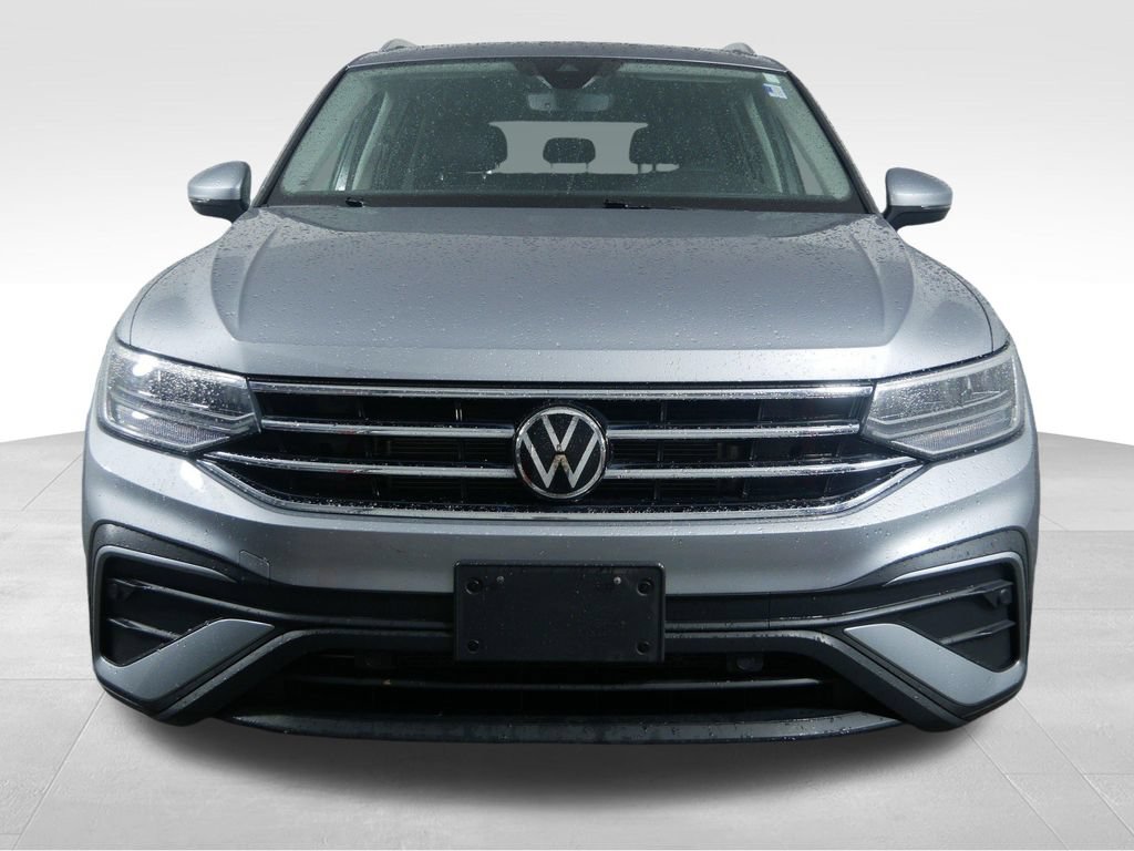 Used 2023 Volkswagen Tiguan SE w/ Panoramic Sunroof Package AWD/4WD image 3