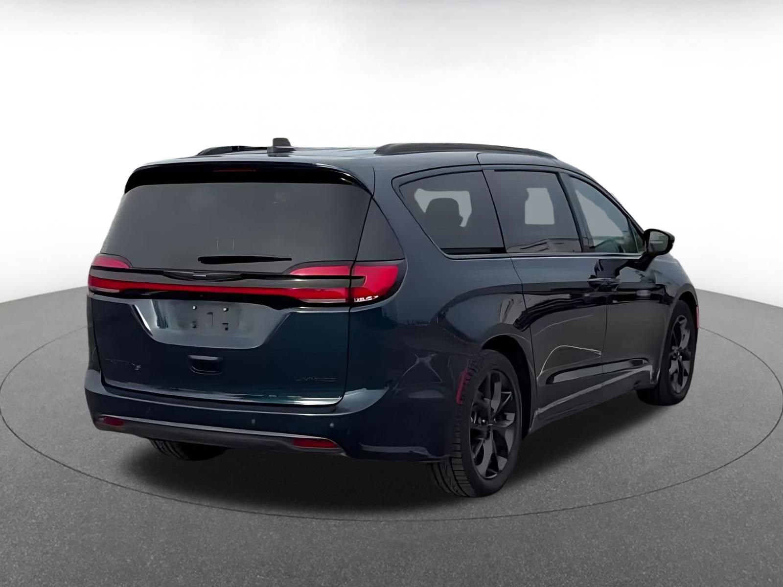 Used 2025 Chrysler Pacifica Limited FWD image 14