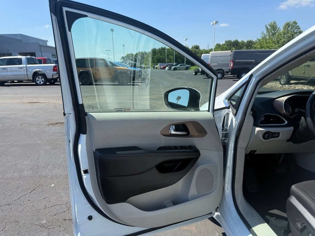 Used 2023 Chrysler Voyager LX FWD image 11