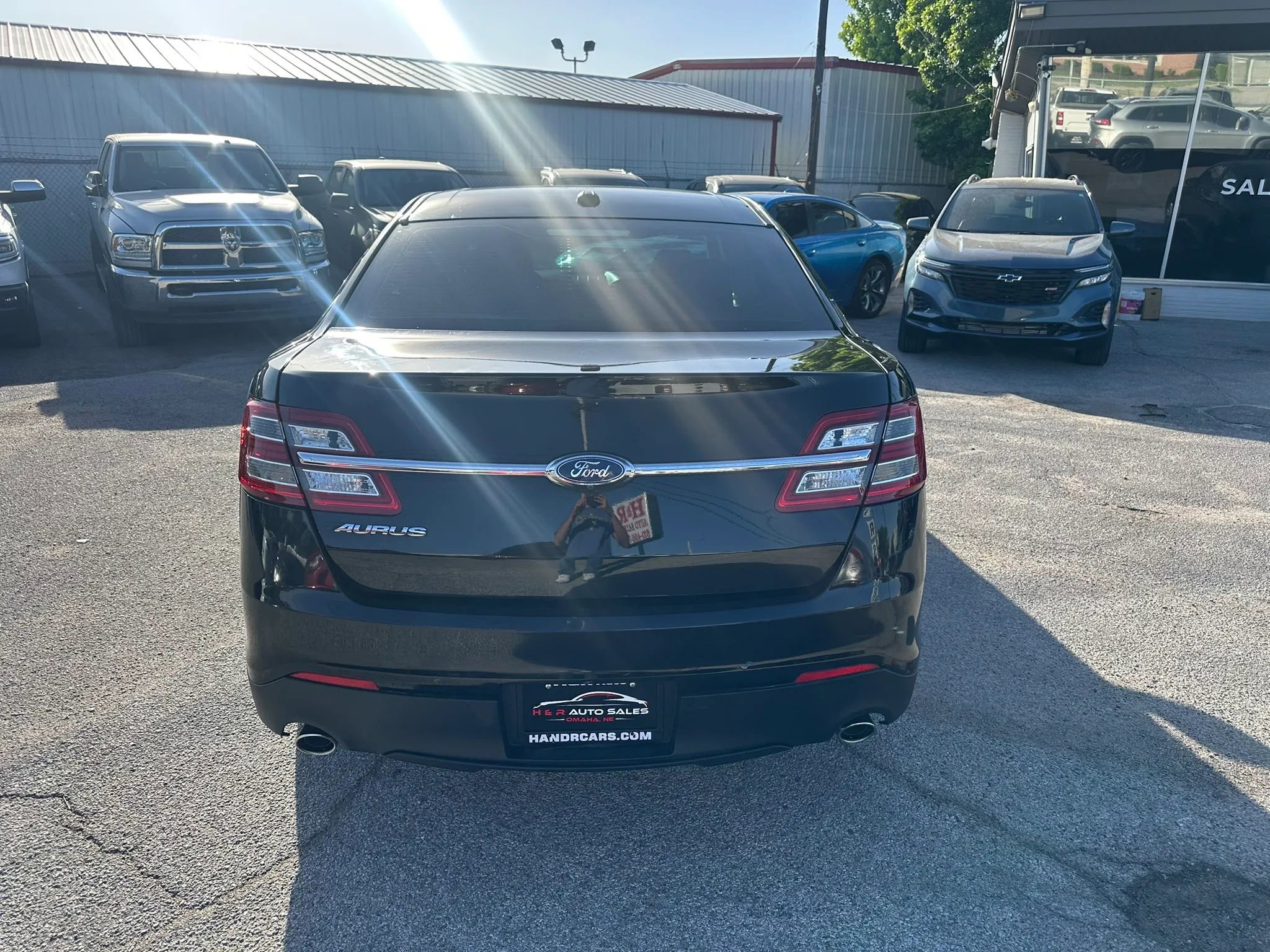 Used 2017 Ford Taurus SE FWD image 4