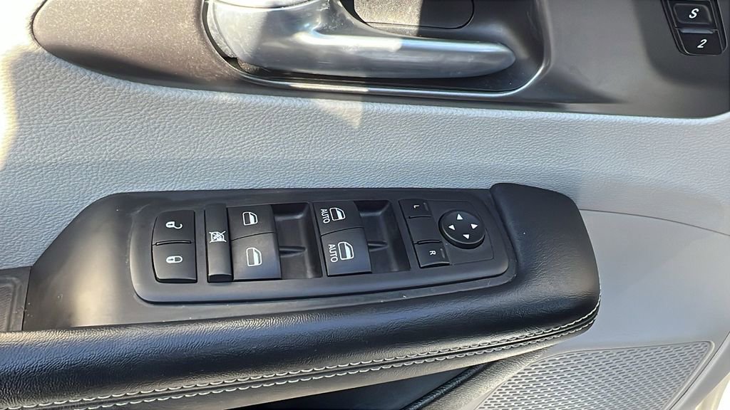 Used 2024 Chrysler Pacifica Touring-L image 29