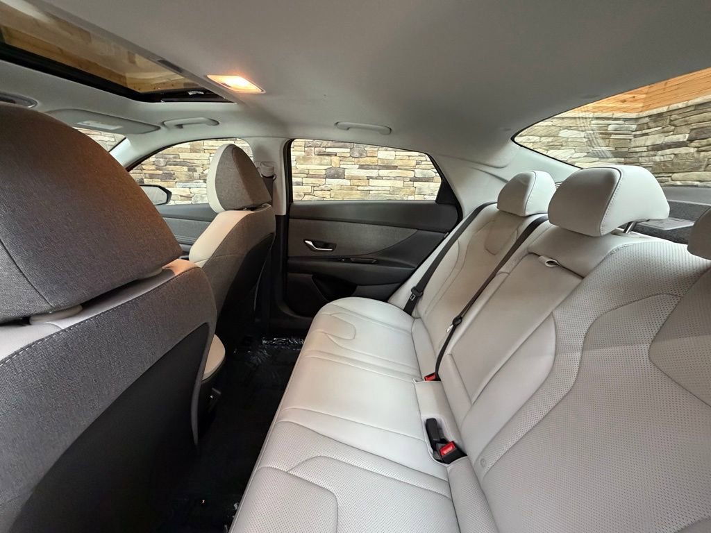 Certified 2025 Hyundai Elantra Limited image 29