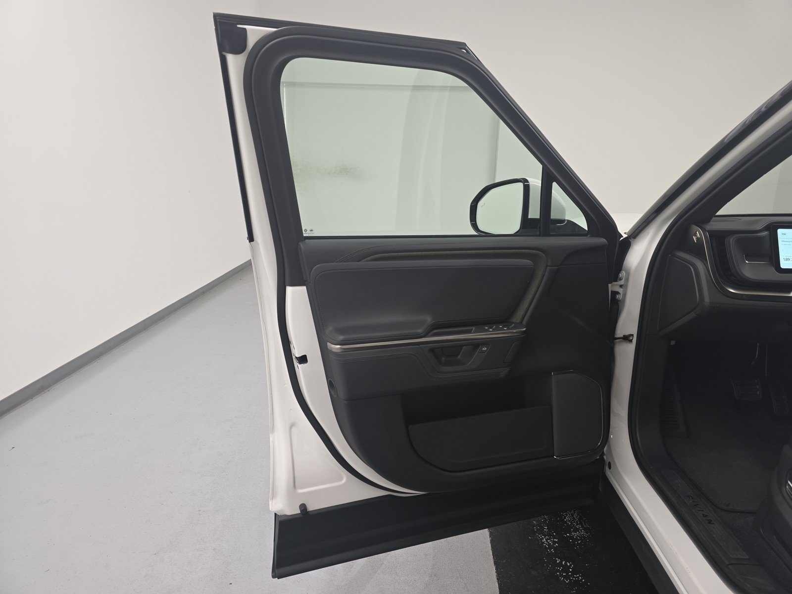 Used 2025 Rivian R1S Adventure AWD/4WD image 16