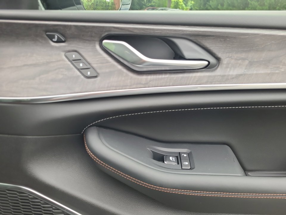 New 2025 Jeep Grand Cherokee L Overland w/ Luxury Tech Group IV image 31