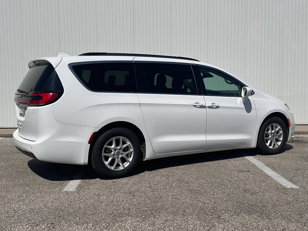 Used 2022 Chrysler Pacifica Touring-L FWD image 6