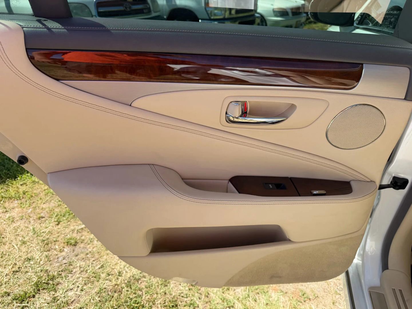 Used 2016 Lexus LS 460 w/ Comfort Package image 12