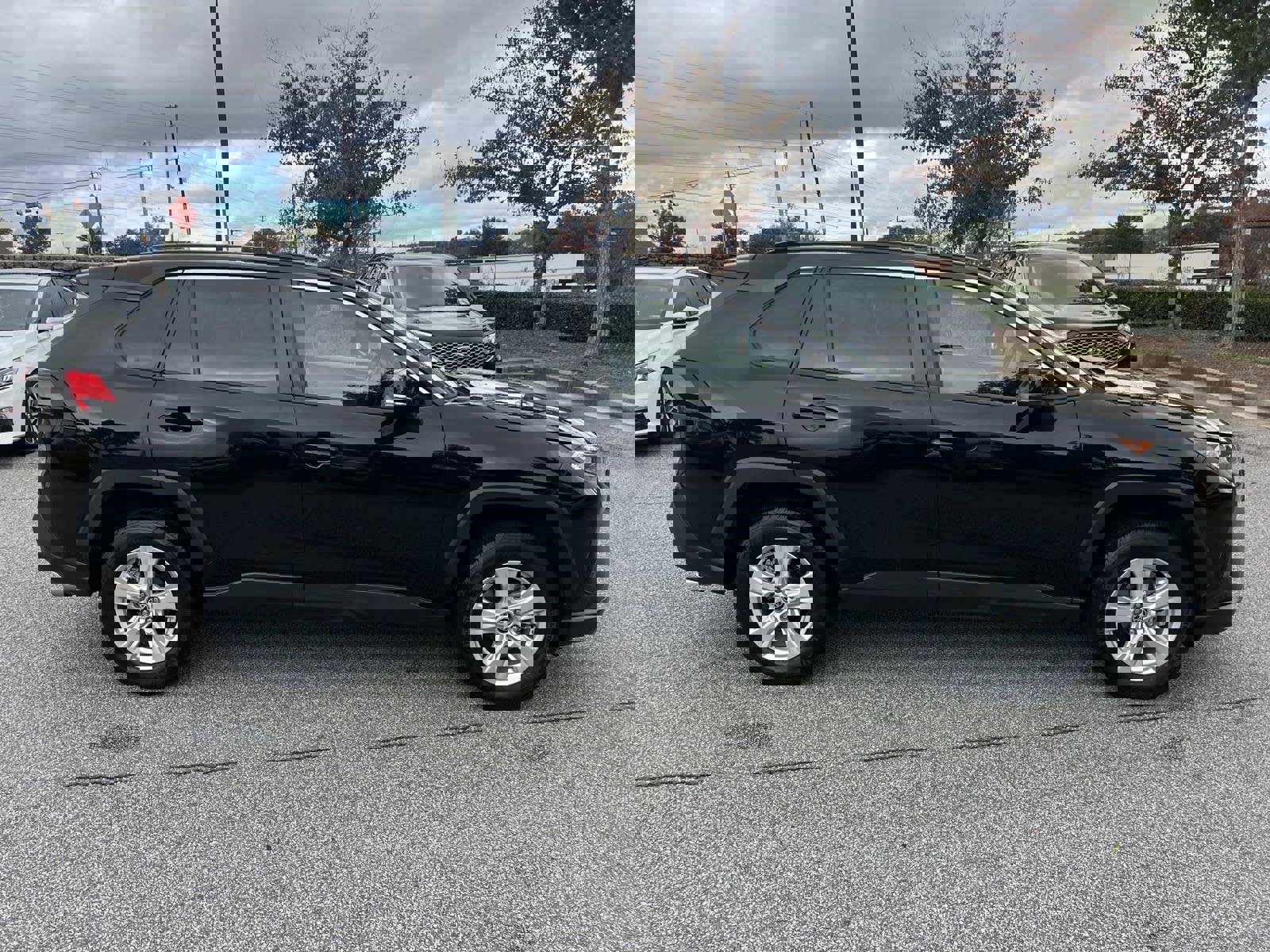 Used 2021 Toyota RAV4 XLE image 8