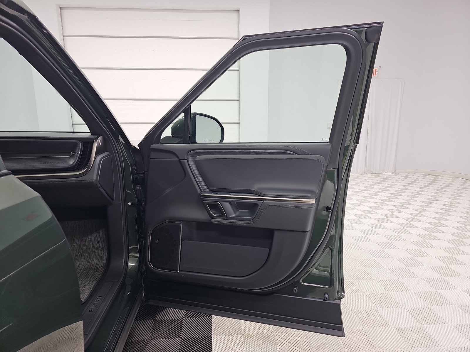 Used 2024 Rivian R1T Adventure AWD/4WD image 18