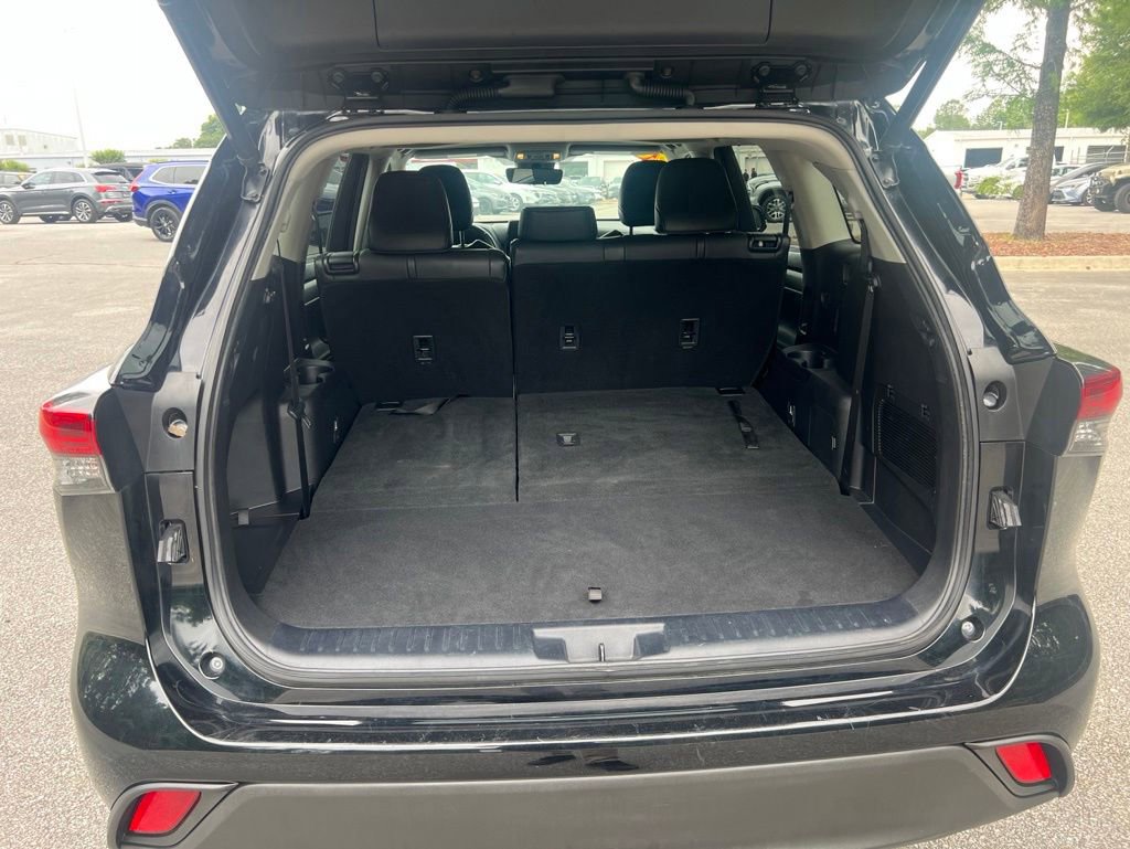 Used 2020 Toyota Highlander XLE FWD image 19
