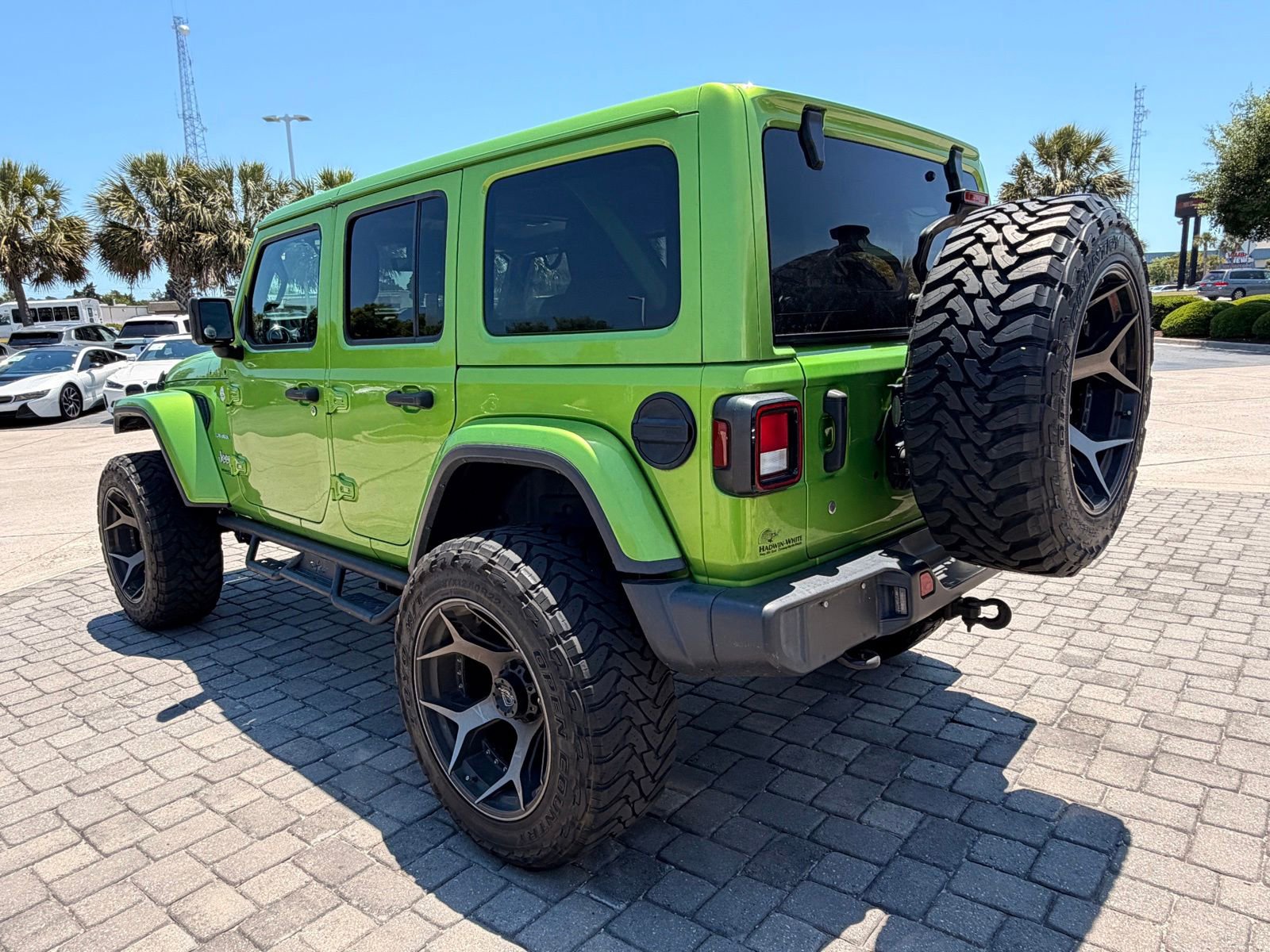 Used 2019 Jeep Wrangler Unlimited Sahara w/ Uconnect 4C Nav & Sound Group AWD/4WD image 11