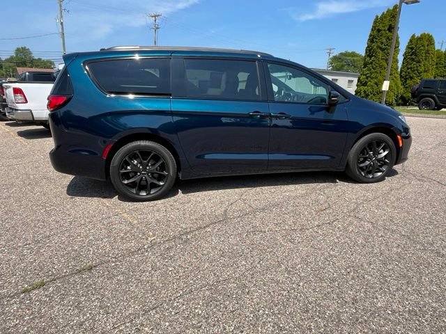 Used 2023 Chrysler Pacifica Limited w/ S Appearance Package AWD/4WD image 6