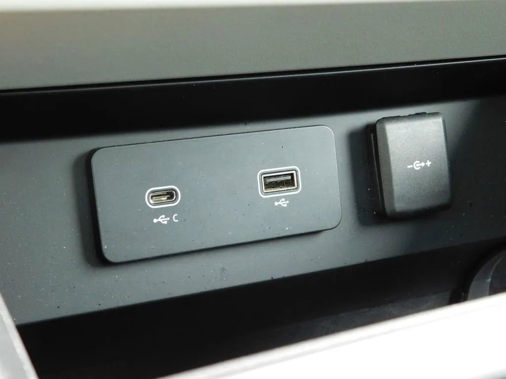 Used 2024 Land Rover Defender 90 S image 18