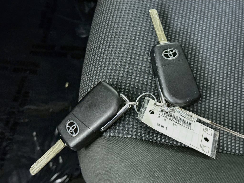 Certified 2023 Toyota RAV4 LE AWD/4WD image 31