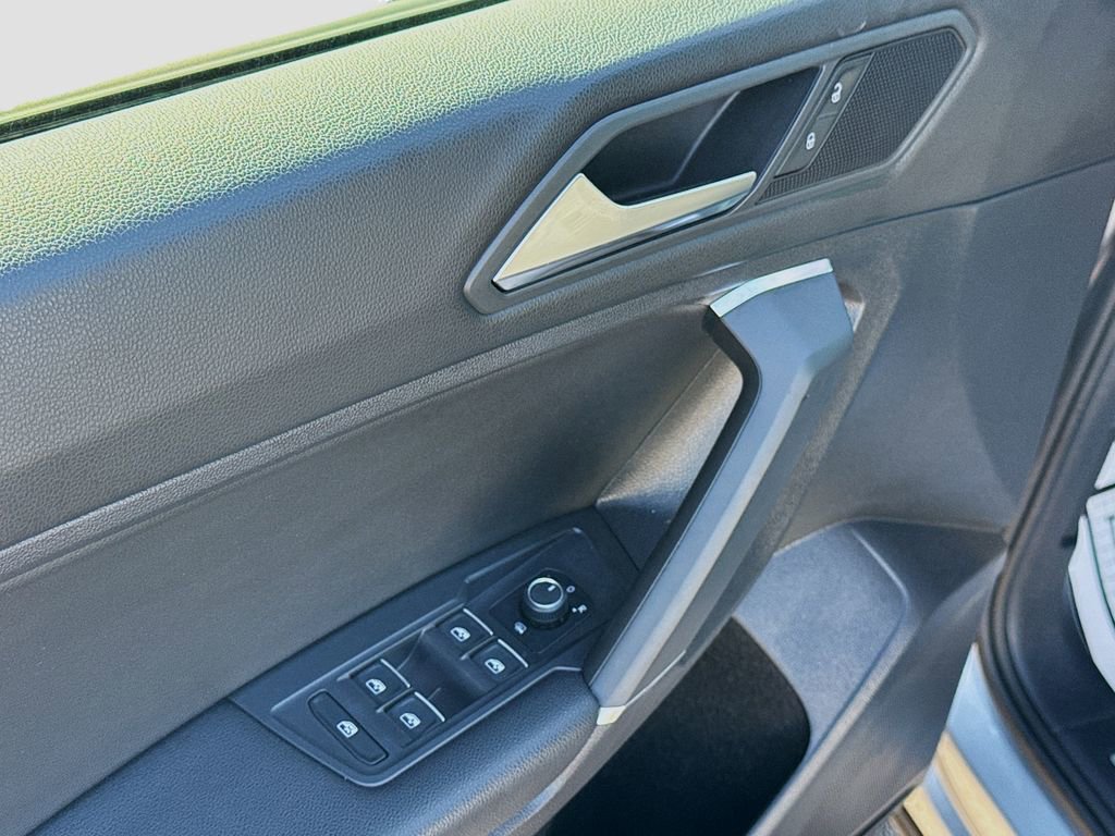 Used 2020 Volkswagen Tiguan SE R-Line image 22