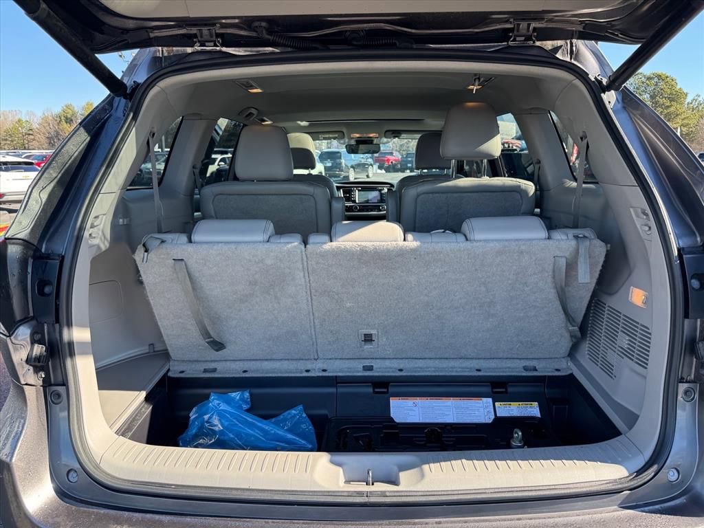 Used 2018 Toyota Highlander XLE image 10