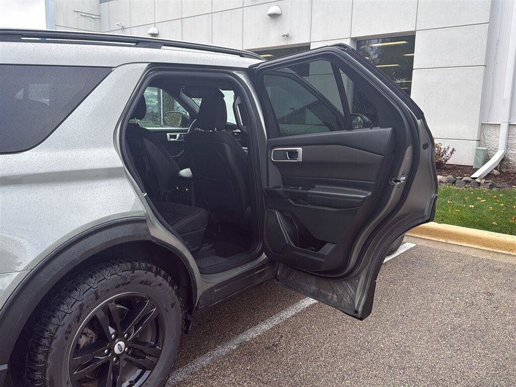 Used 2020 Ford Explorer XLT w/ Comfort Package AWD/4WD image 17