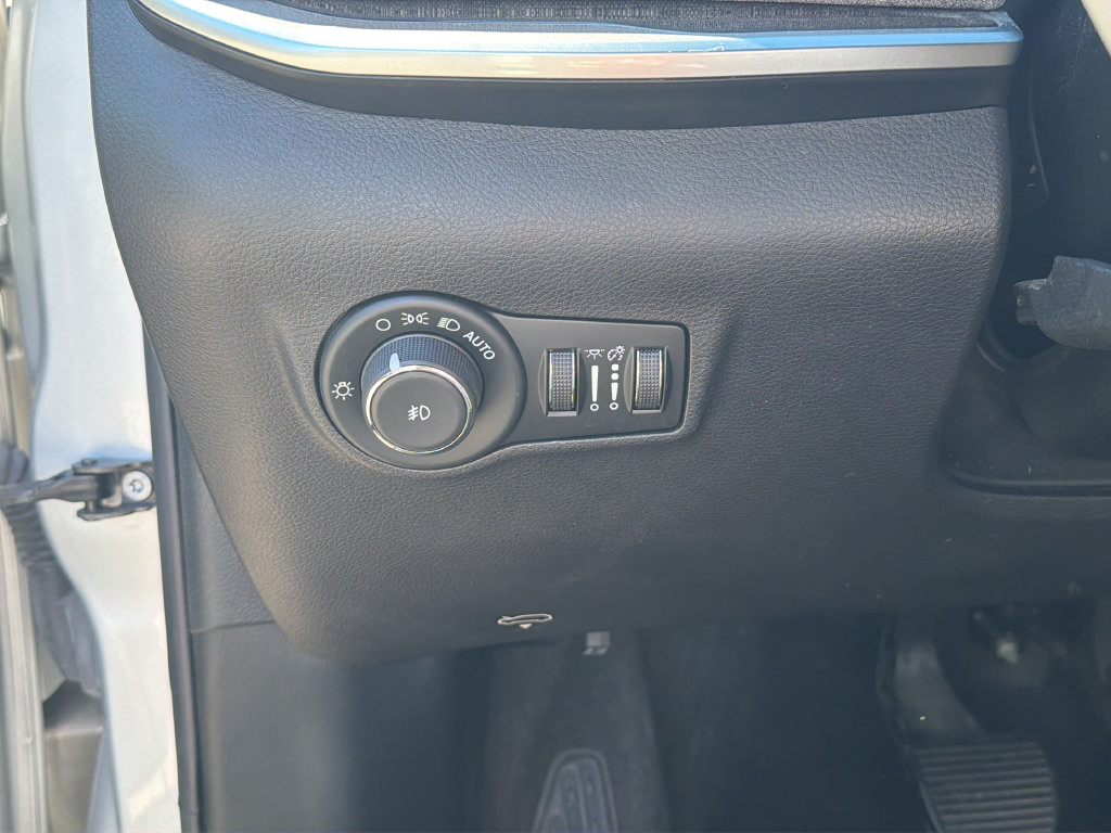 Used 2024 Jeep Compass Latitude AWD/4WD image 19