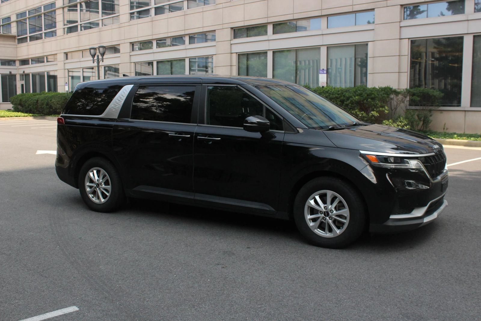 Used 2024 Kia Carnival LX FWD image 2