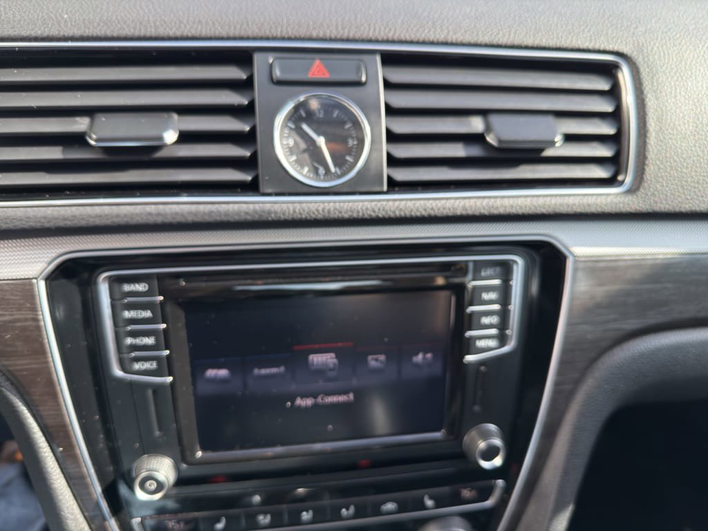 Used 2017 Volkswagen Passat 1.8T SE FWD image 30