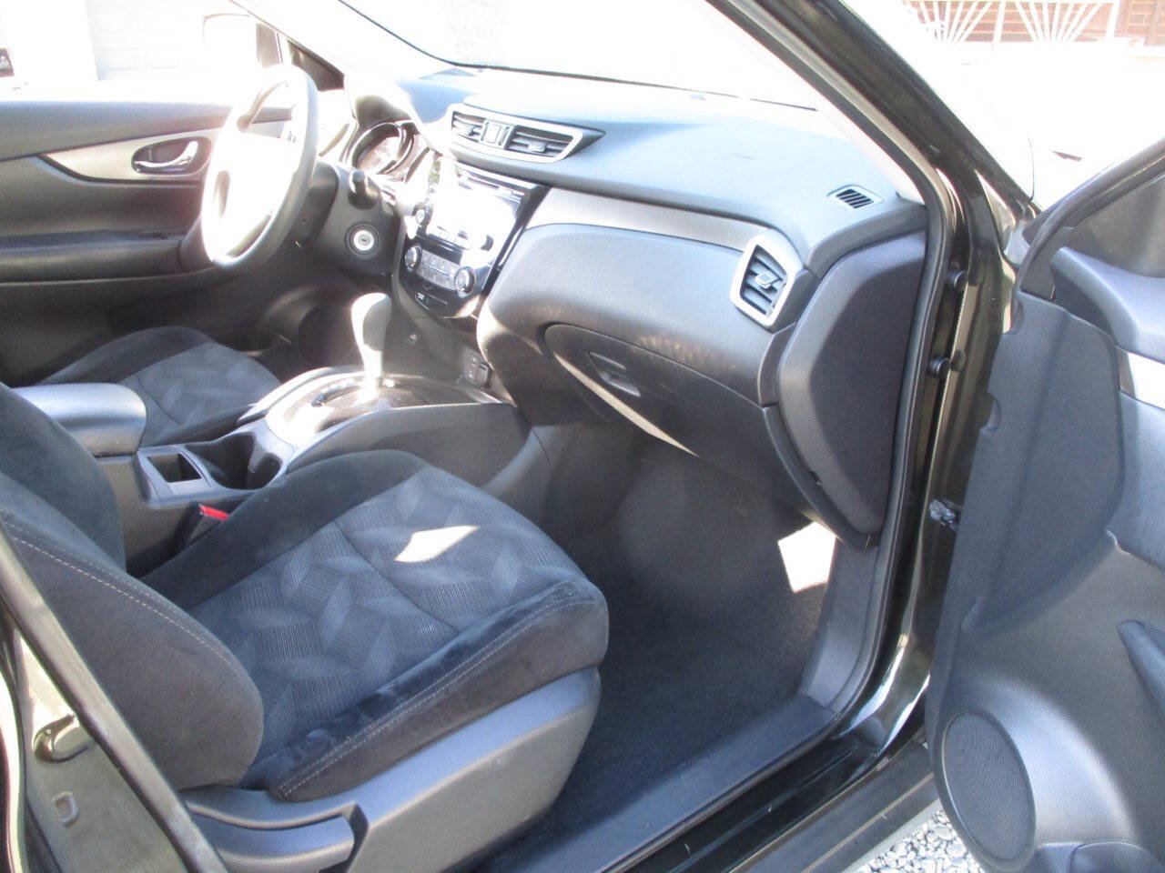 Used 2016 Nissan Rogue S AWD/4WD image 9