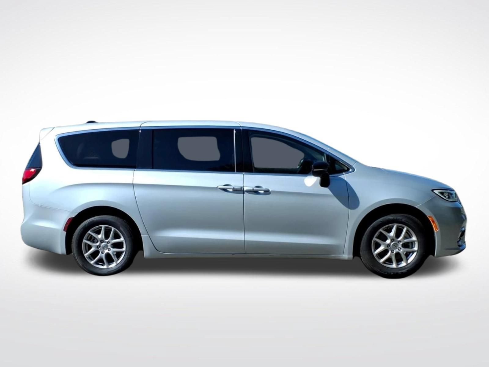 Used 2024 Chrysler Pacifica Touring-L FWD image 7