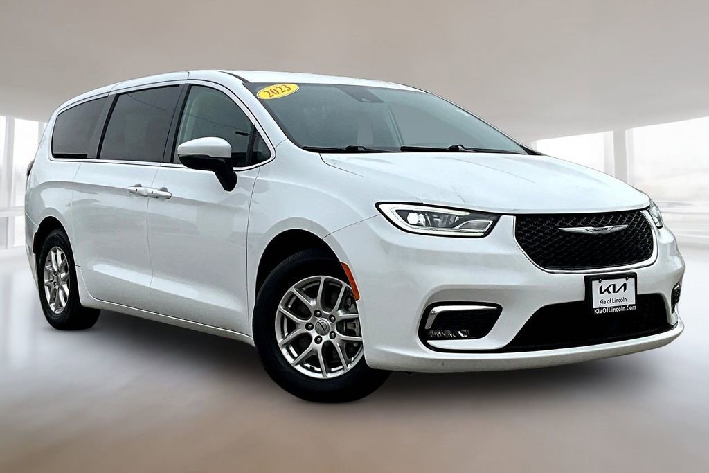 Used 2023 Chrysler Pacifica Touring-L image 3